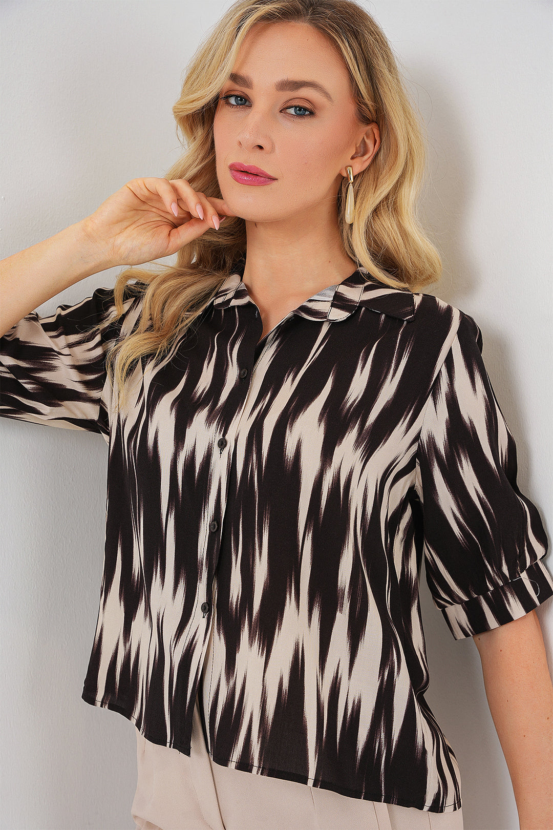 BGD Women Woman Patterned Short Sleeve Crop Top 20337 - Black - Vicenza