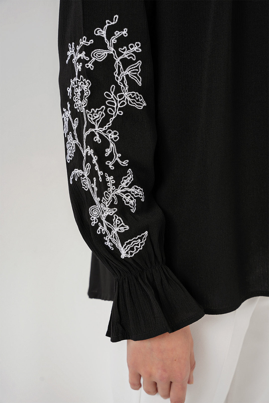 BGD Women Woman Embroidered Knit Blouse 941 - Black - Thérmi