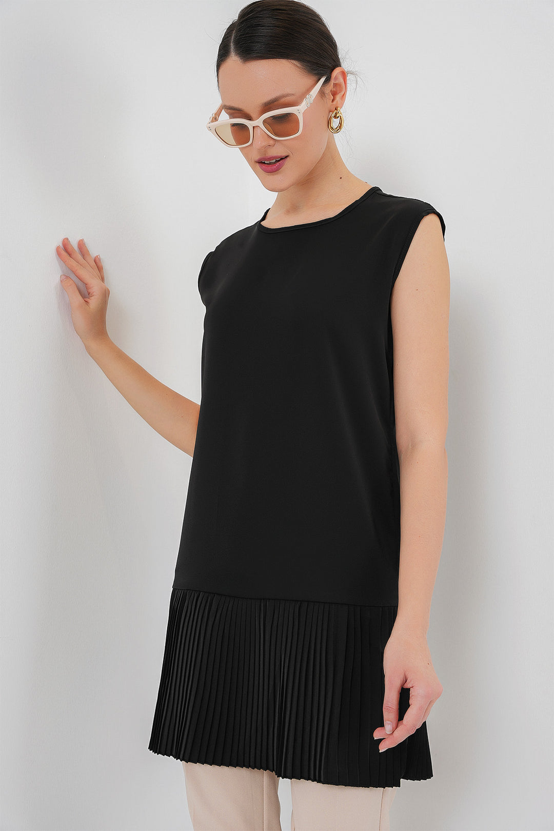 BGD Women Women's Sleeveless Turtleneck Top 2493 - Black - Darlington