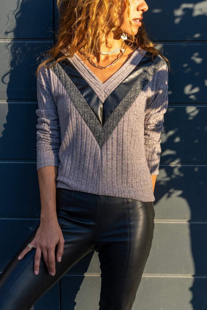 GNS Women's Powder V-Neck Self-Patterned Leather Trimmed Color Block Sweater GK-BST2987 - Francavilla Fontana