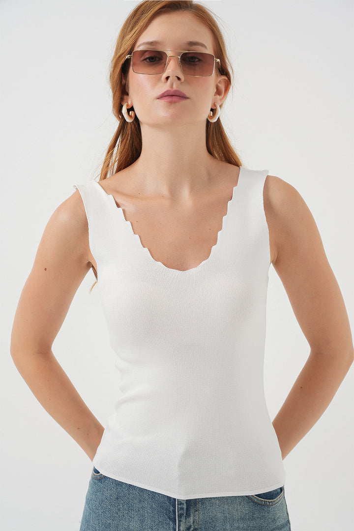 BGD Women Women's Zigzag V-Neck Blouse 15930 - White - Sabinas