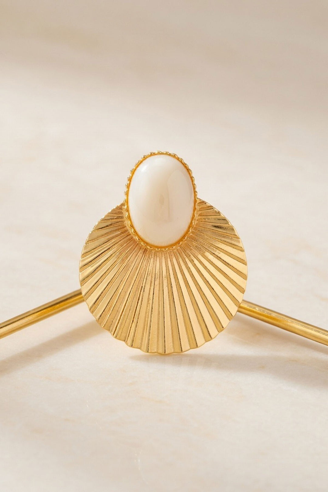 Krem Oval Taşlı Yelpaze Küpe - Slidell