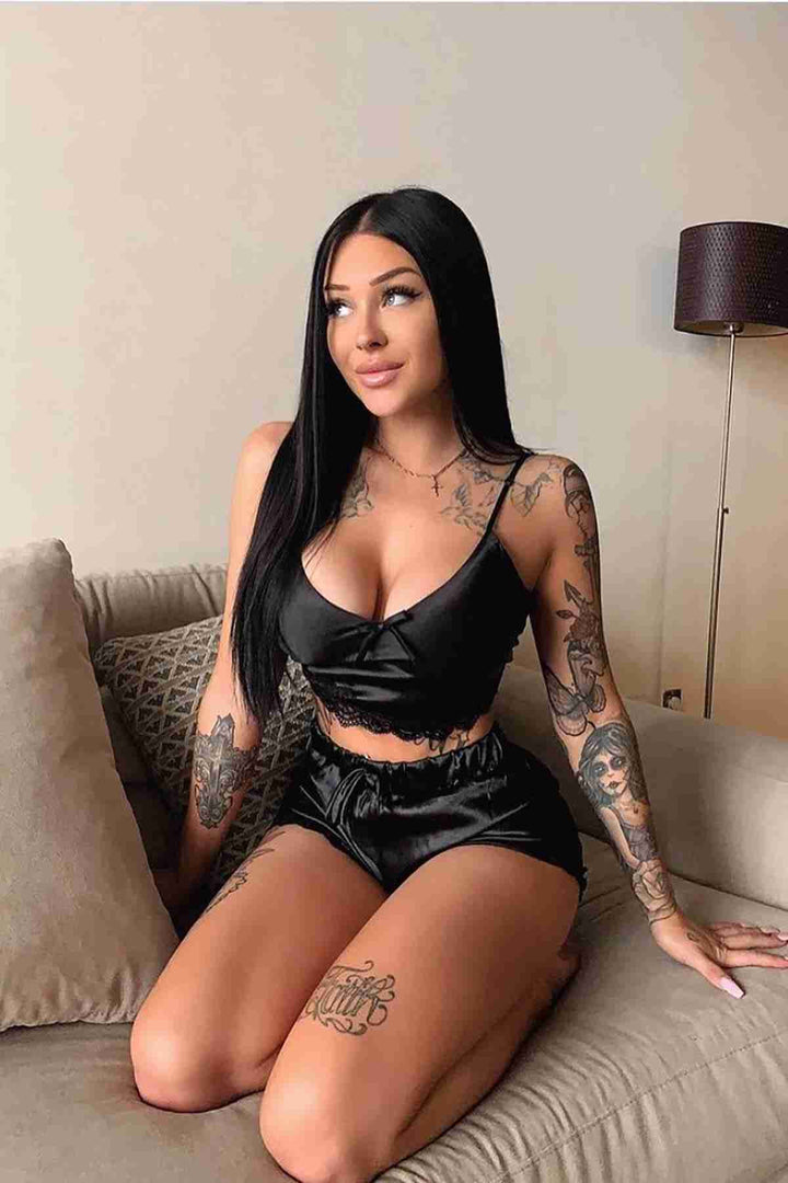 طقم بيجامة نسائي من IGR Merry See من الساتان والدانتيل باللون الأسود - Caguas