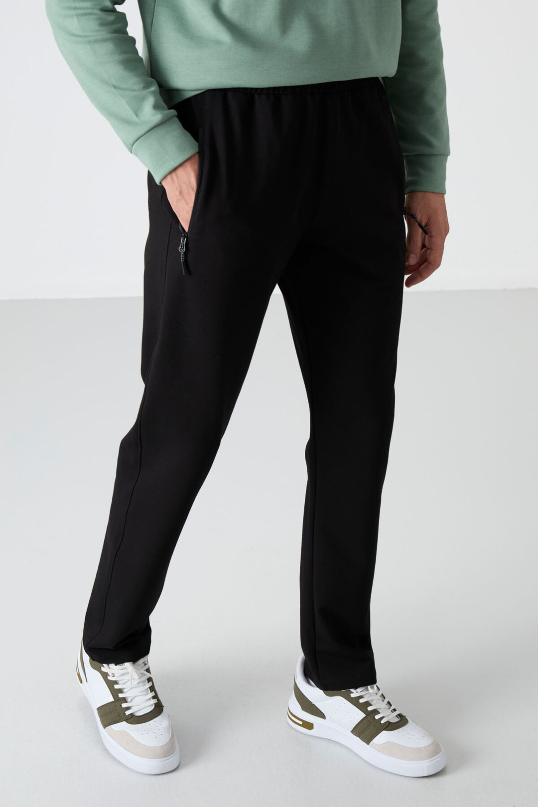 TMY Black Zippered Three-Pocket Slim Fit Classic Cuff Men's Sweatpants - 84671 - Bucha