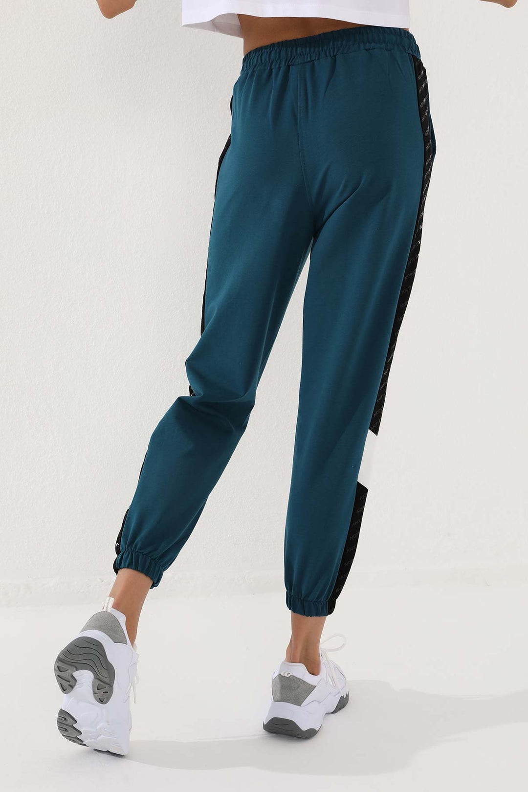 بنطال رياضي TMY Emerald Dotted Striped Detailed Jogger مريح ذو أساور مرنة للنساء - 94579 - Mafamude