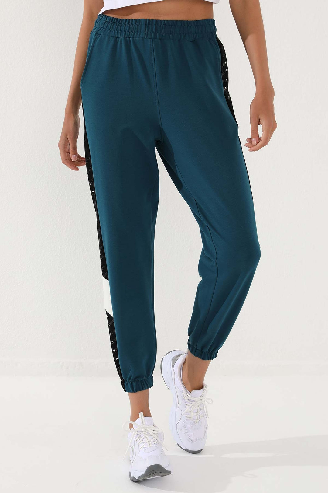 بنطال رياضي TMY Emerald Dotted Striped Detailed Jogger مريح ذو أساور مرنة للنساء - 94579 - Mafamude