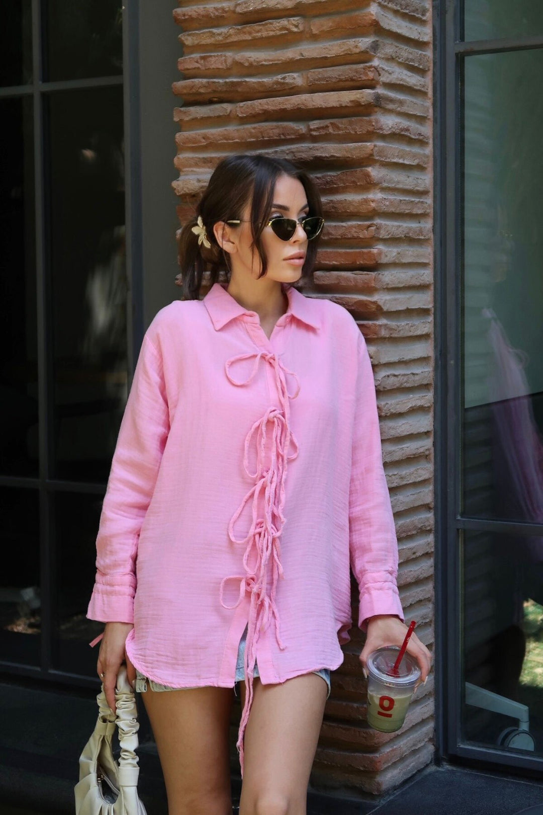Pembe Düğme Detaylı Bağlamalı Müslin Gömlek - Gllogovc