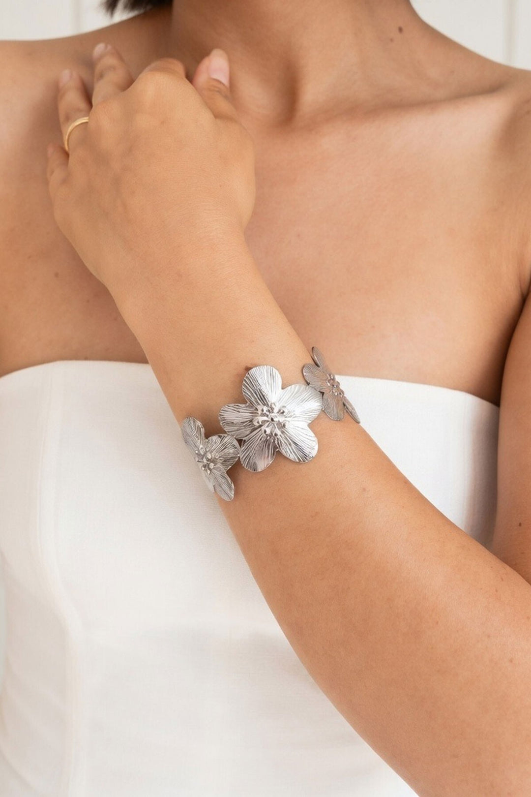 Silver Çiçek Desenli Vintage Esintili Manşet Bileklik - West Lafayette