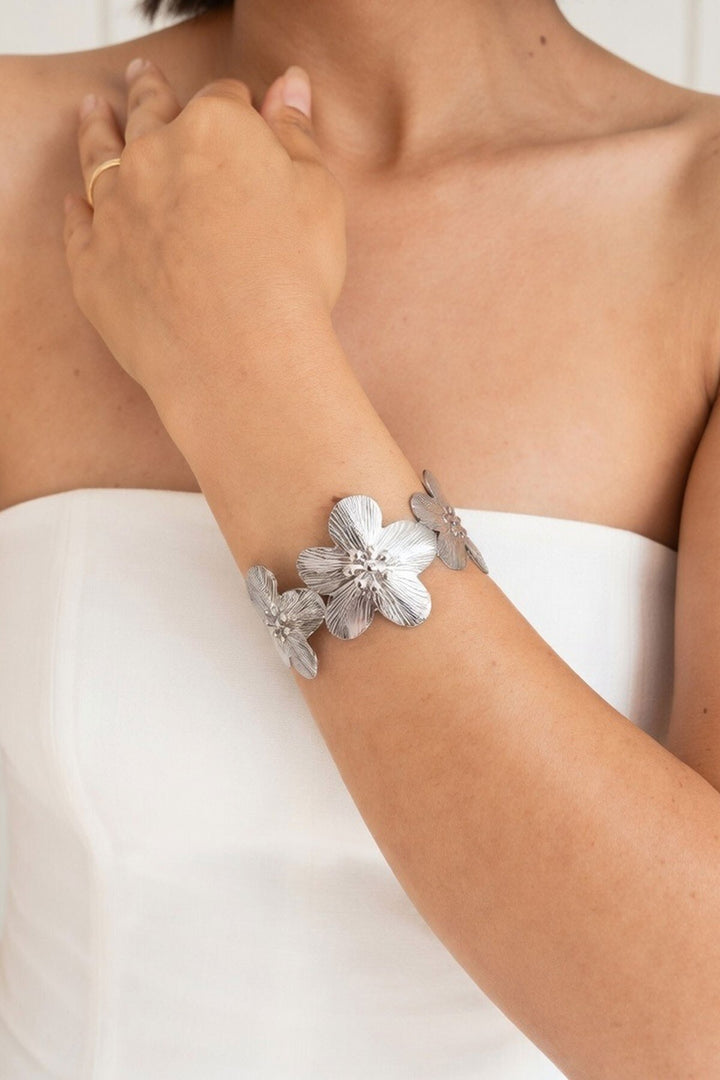 Silver Çiçek Desenli Vintage Esintili Manşet Bileklik - West Lafayette