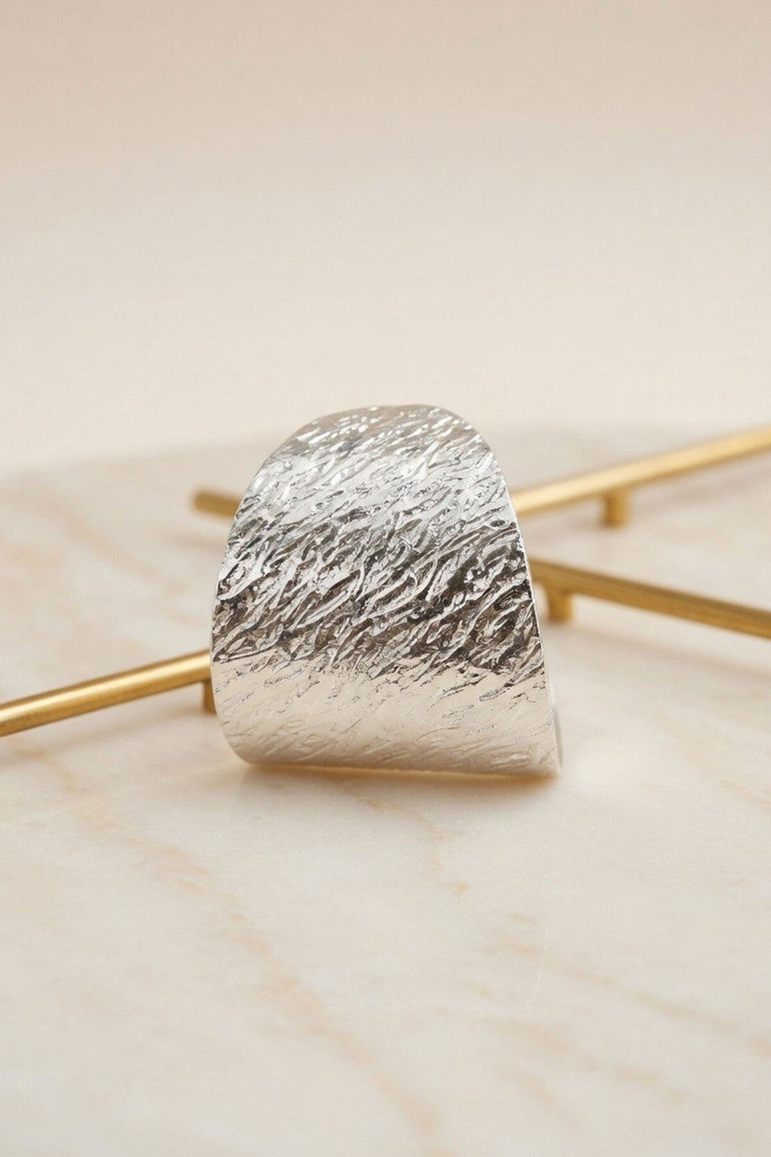Silver Dövme Dokulu Geniş Küpe - Davis