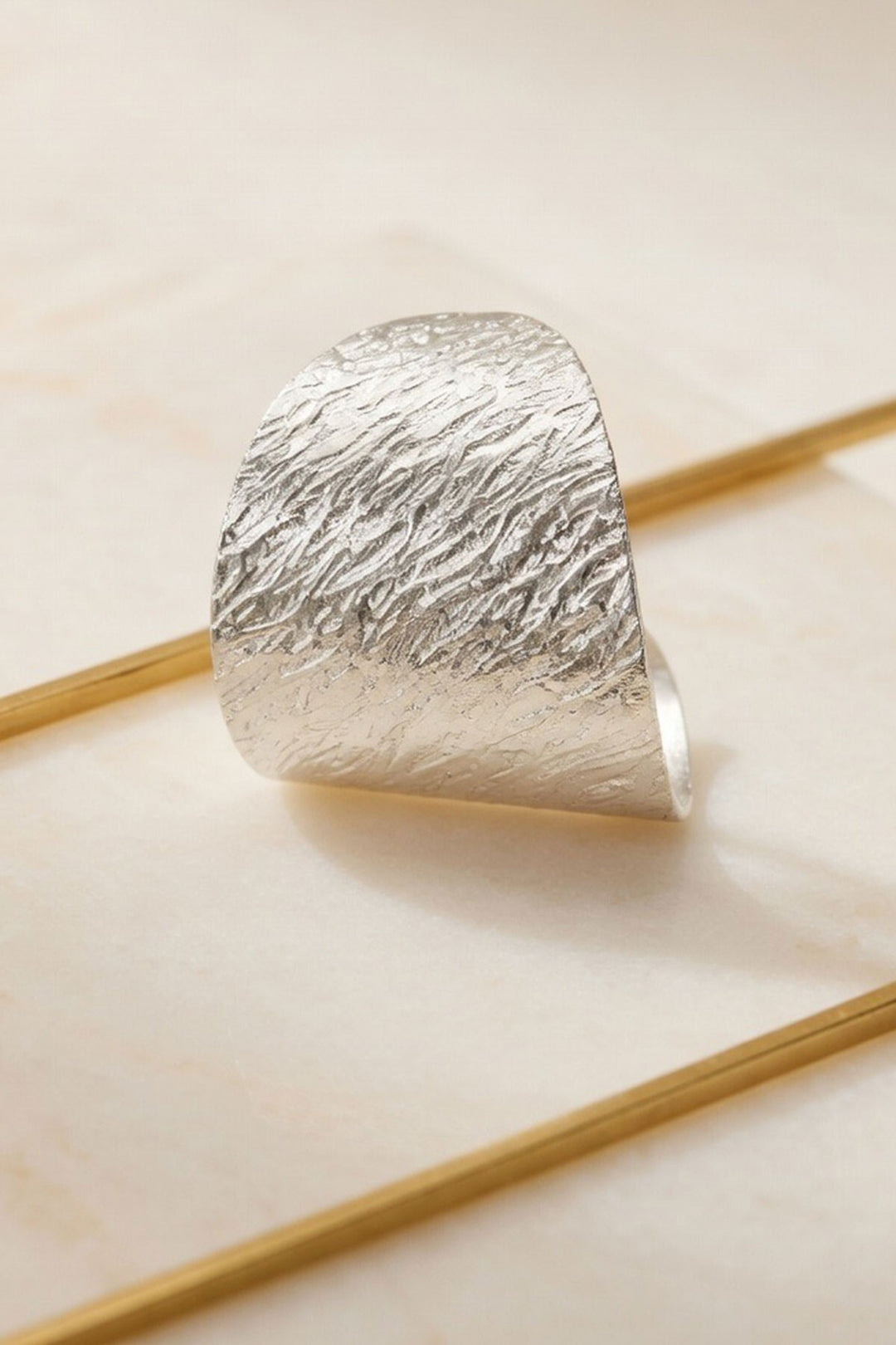 Silver Dövme Dokulu Geniş Küpe - Davis
