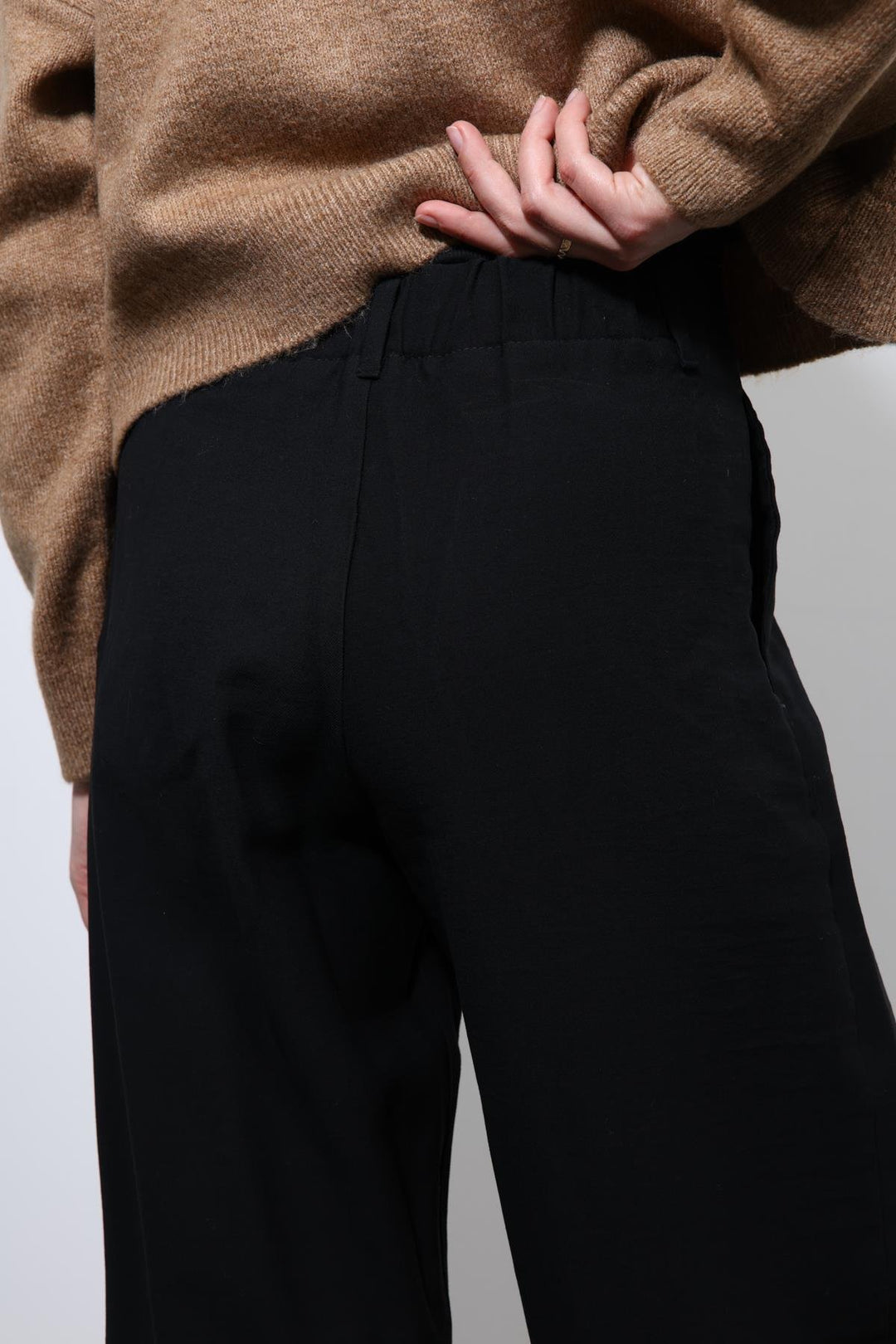 ANT Antioch Black Elastic Waist Pleated Women's Pants - Tuttlingen