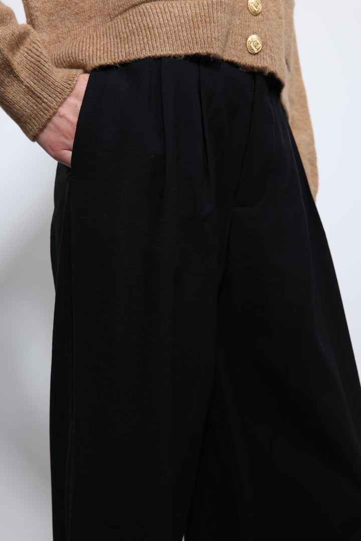 ANT Antioch Black Elastic Waist Pleated Women's Pants - Tuttlingen