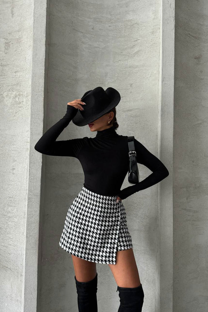 Black and White 2-Button Tweed Fabric Shorts Skirt BCHN-2526414 - Águeda