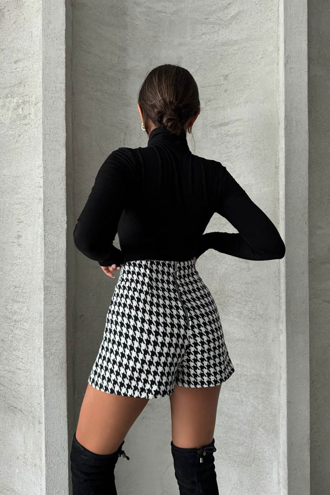 Black and White 2-Button Tweed Fabric Shorts Skirt BCHN-2526414 - Águeda