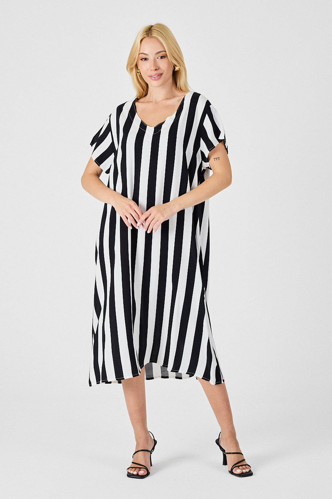 Black and White V-Neck Short Sleeve Loose Fit Dress BCVL-254003 - Berwyn