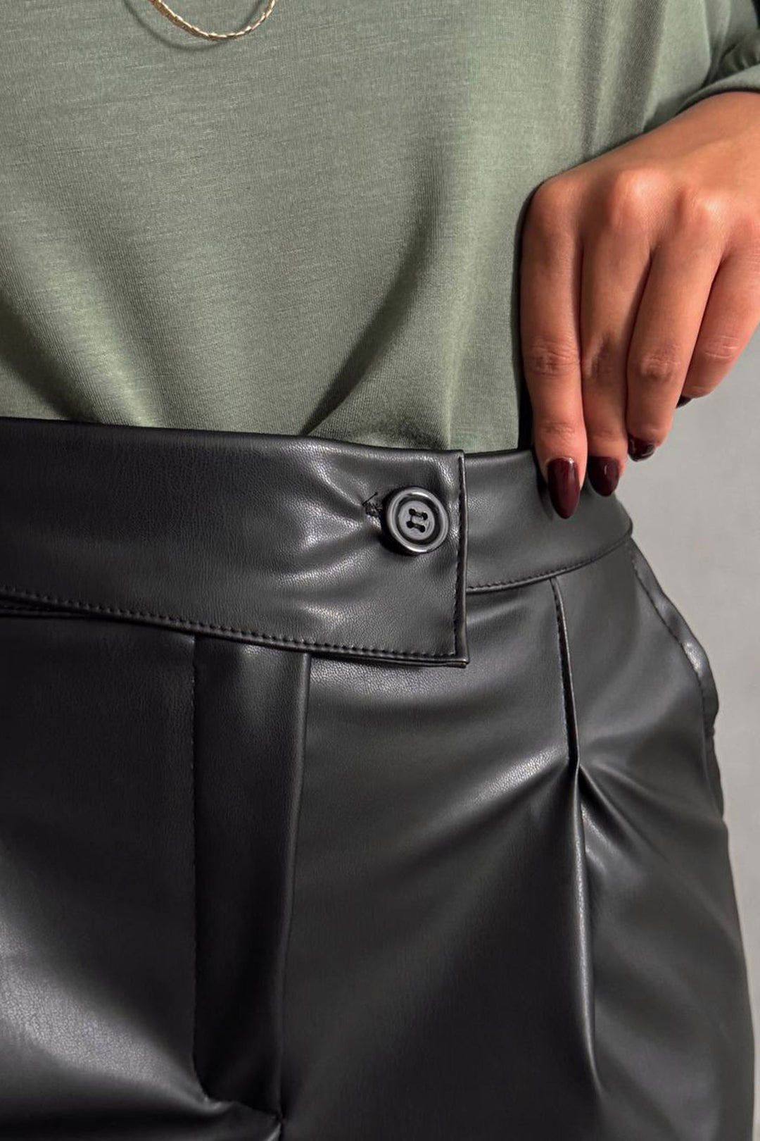 Black Double Pocket Buttoned Faux Leather Shorts BCHN-25W26433 - Alcorcón