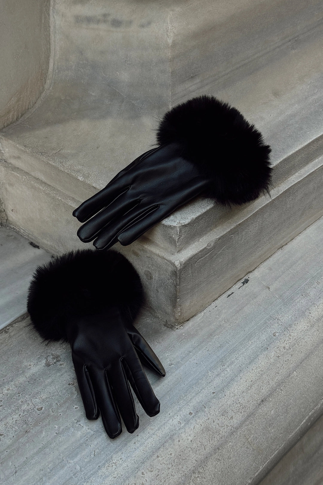 EYY Women Black Leather Glove - Paignton