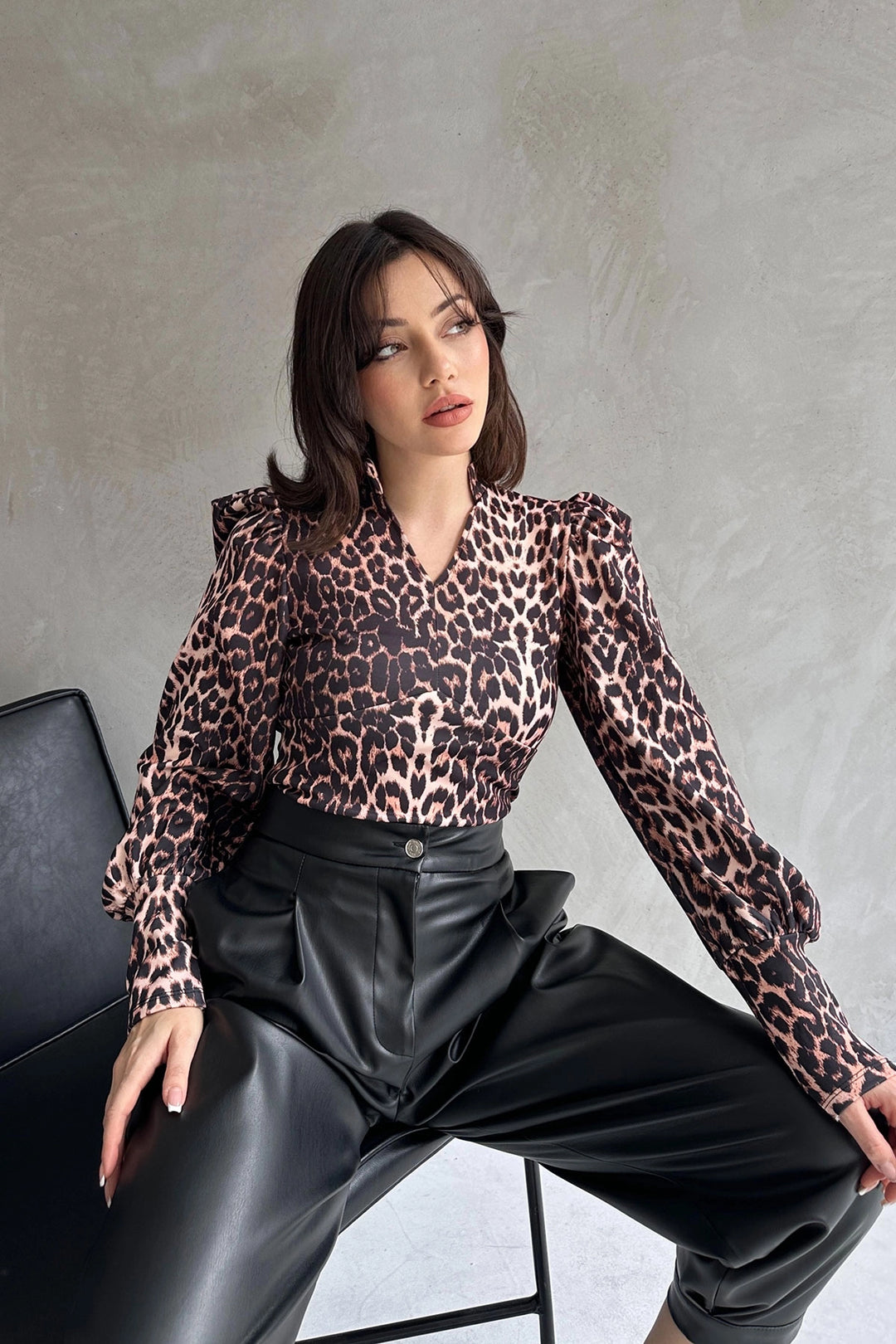 Black Judge Collar Leopard Print Diver Blouse BCDF-242147 - Peristéri