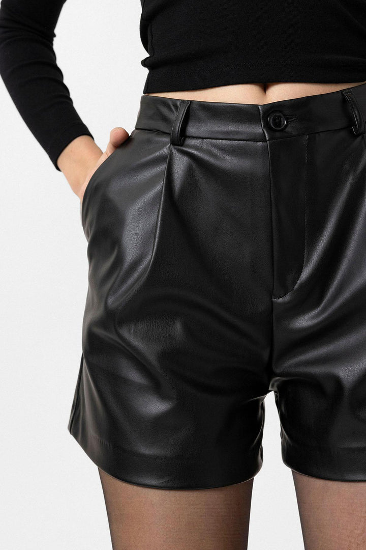 ANT Antioch Black Women's Faux Leather Women's Shorts - Chiclana de la Frontera