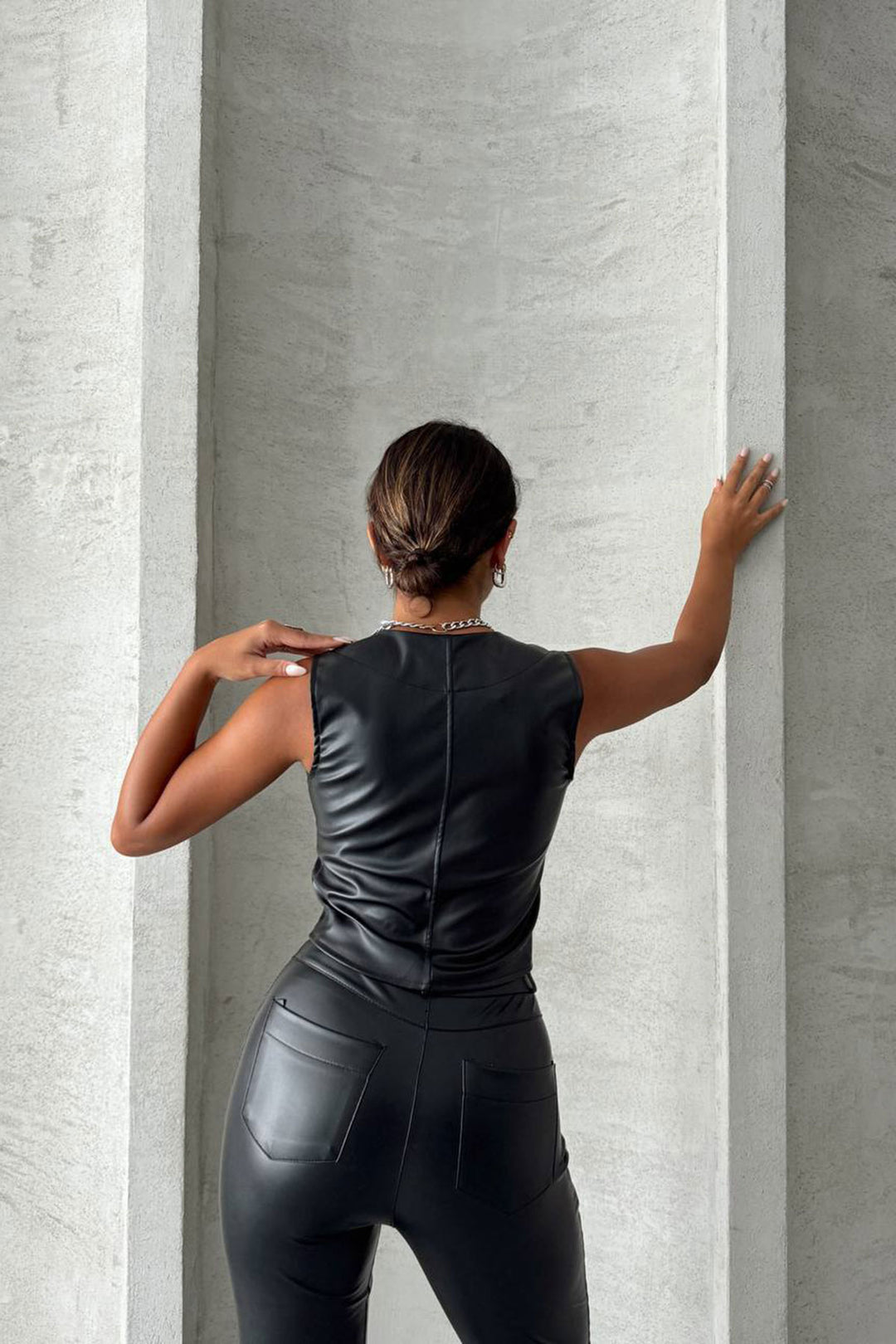 Black Coated Buttoned Faux Leather Design Vest BCHN-25W26397 - Agía Paraskeví