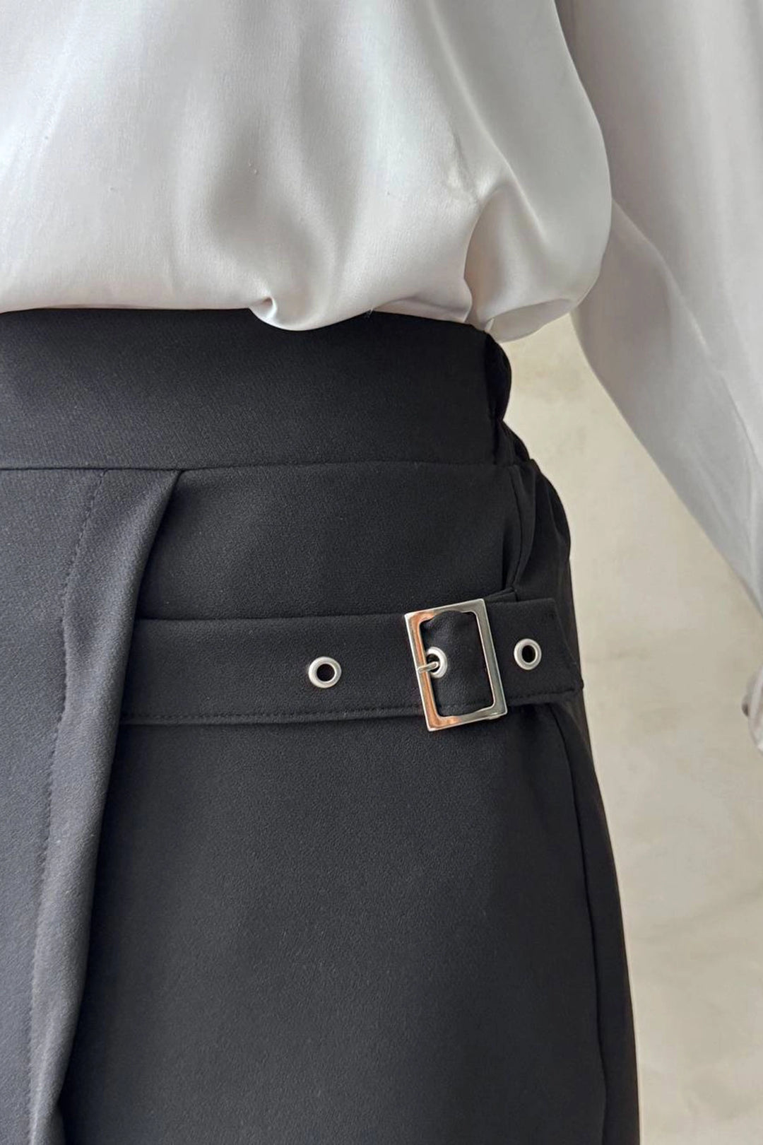 Black Belt Accessorized Front Draped Shorts Skirt BCHN-2525449 - Owensboro