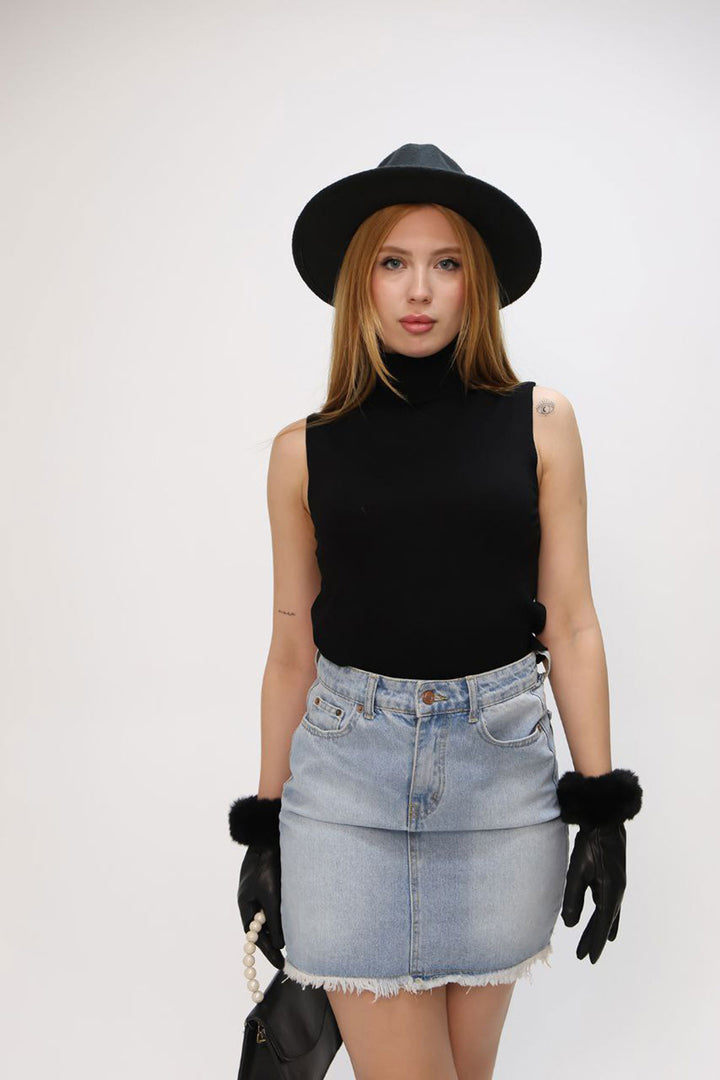 Black Sleeveless Turtleneck Knit Blouse BCES-252022 - San Pedro Garza García