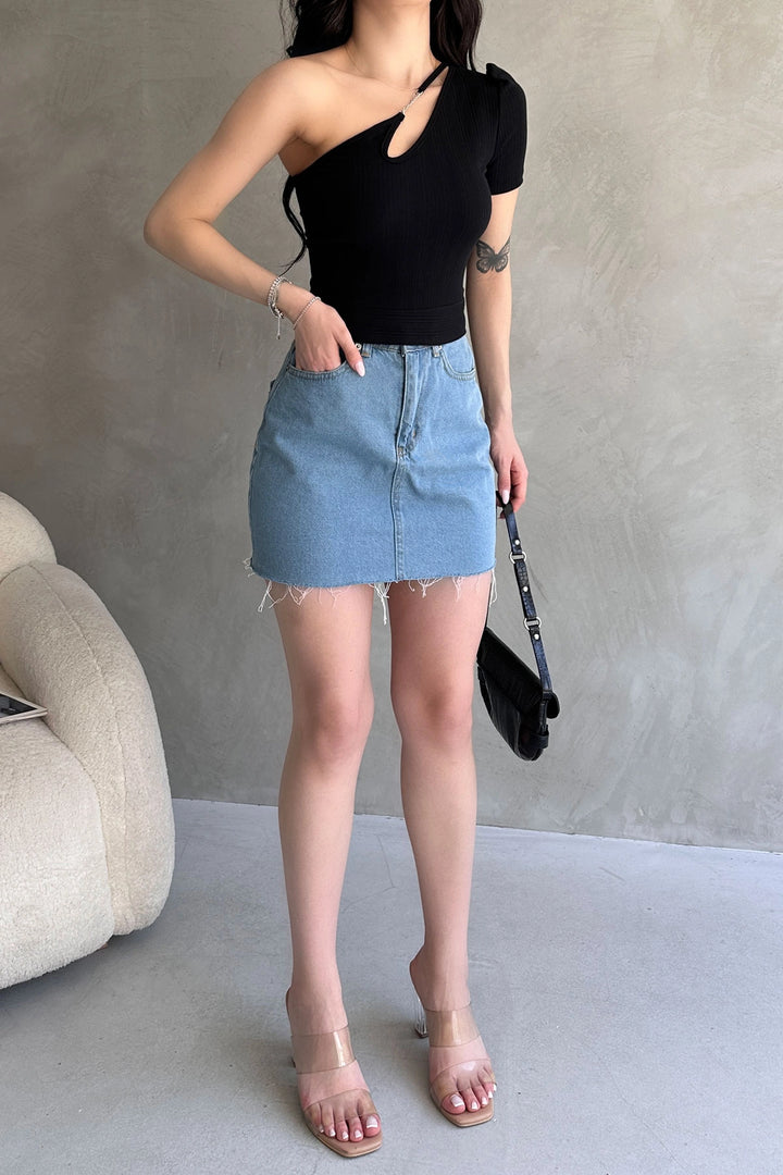 Black Single Shoulder Chain Detailed Crop Blouse BCDF-252179 - Düren