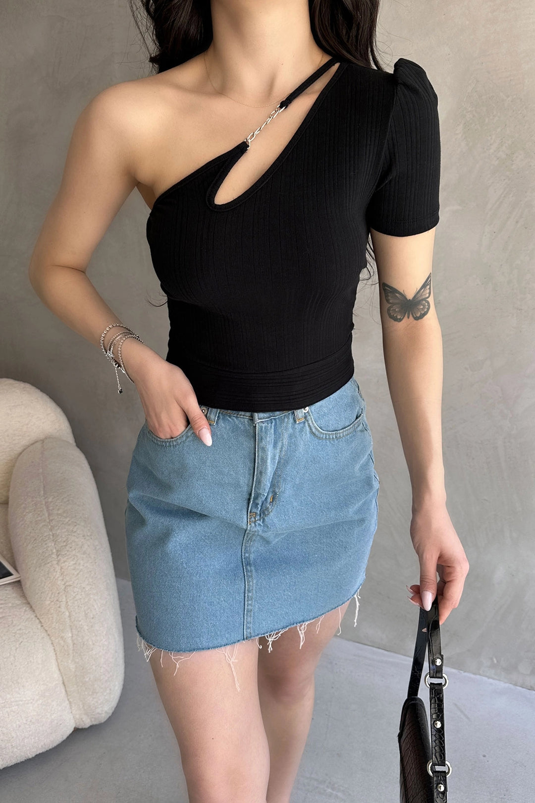 Black Single Shoulder Chain Detailed Crop Blouse BCDF-252179 - Düren