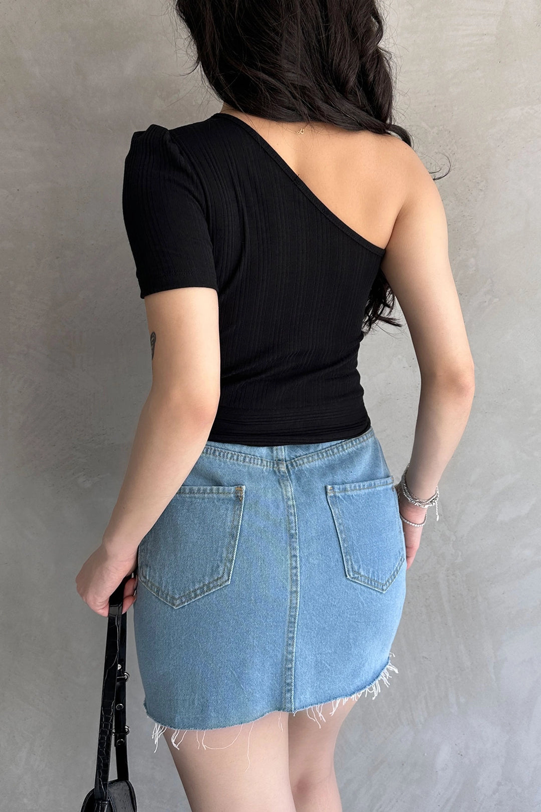 Black Single Shoulder Chain Detailed Crop Blouse BCDF-252179 - Düren