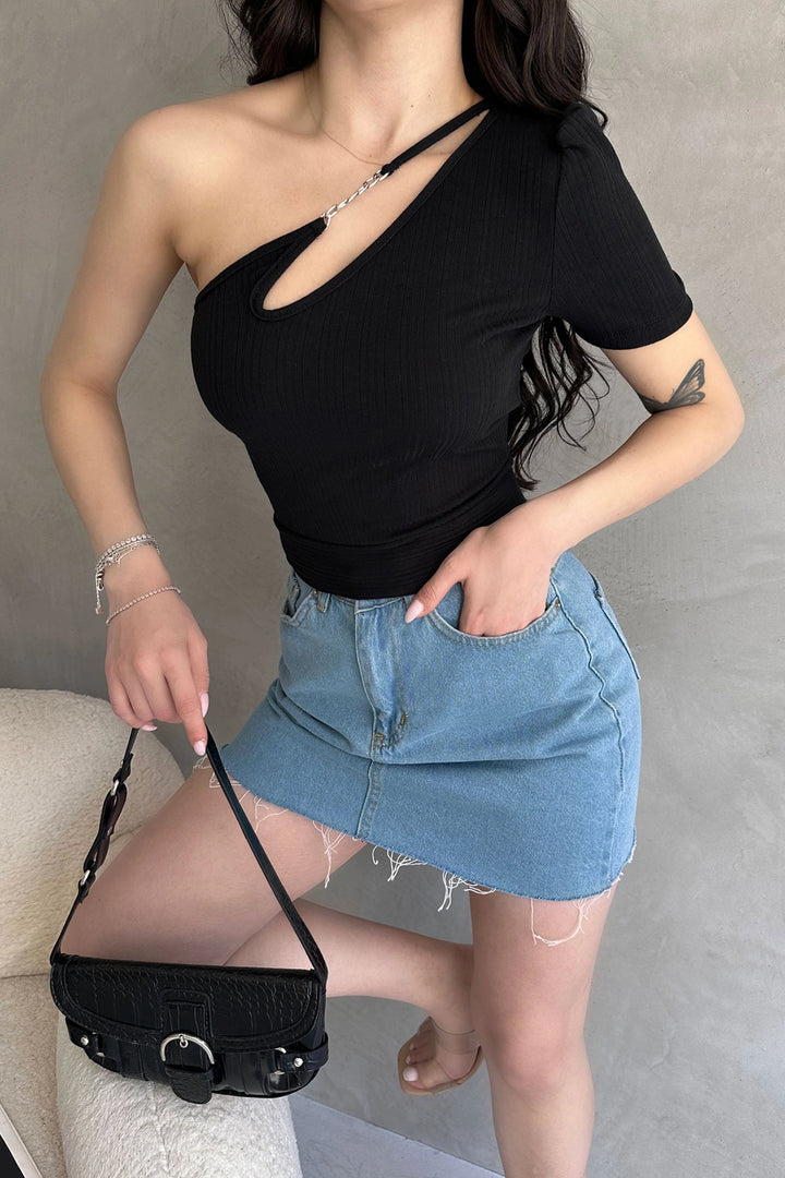 Black Single Shoulder Chain Detailed Crop Blouse BCDF-252179 - Düren
