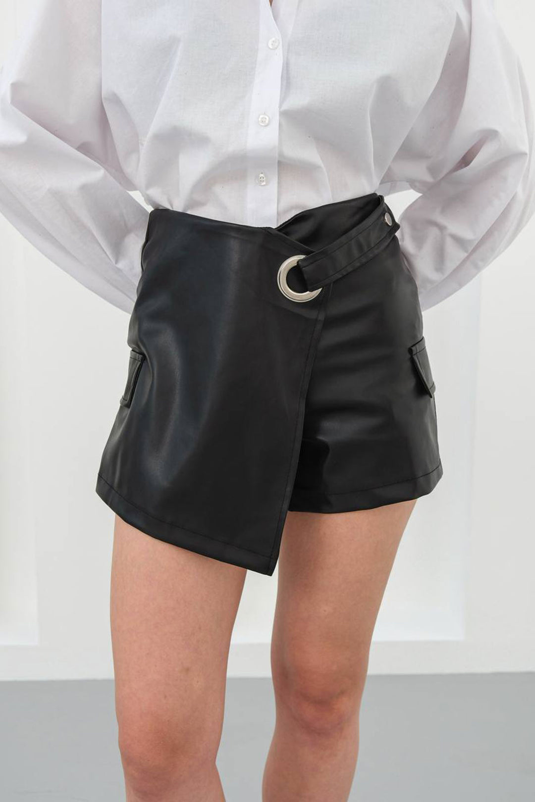 Black Buckled Shorts Skirt BCHN-25W260107 - Jáltipan de Morelos