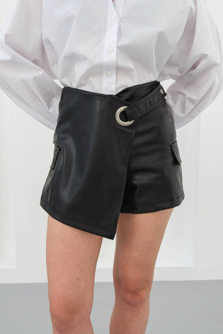 Black Buckled Shorts Skirt BCHN-25W260107 - Jáltipan de Morelos