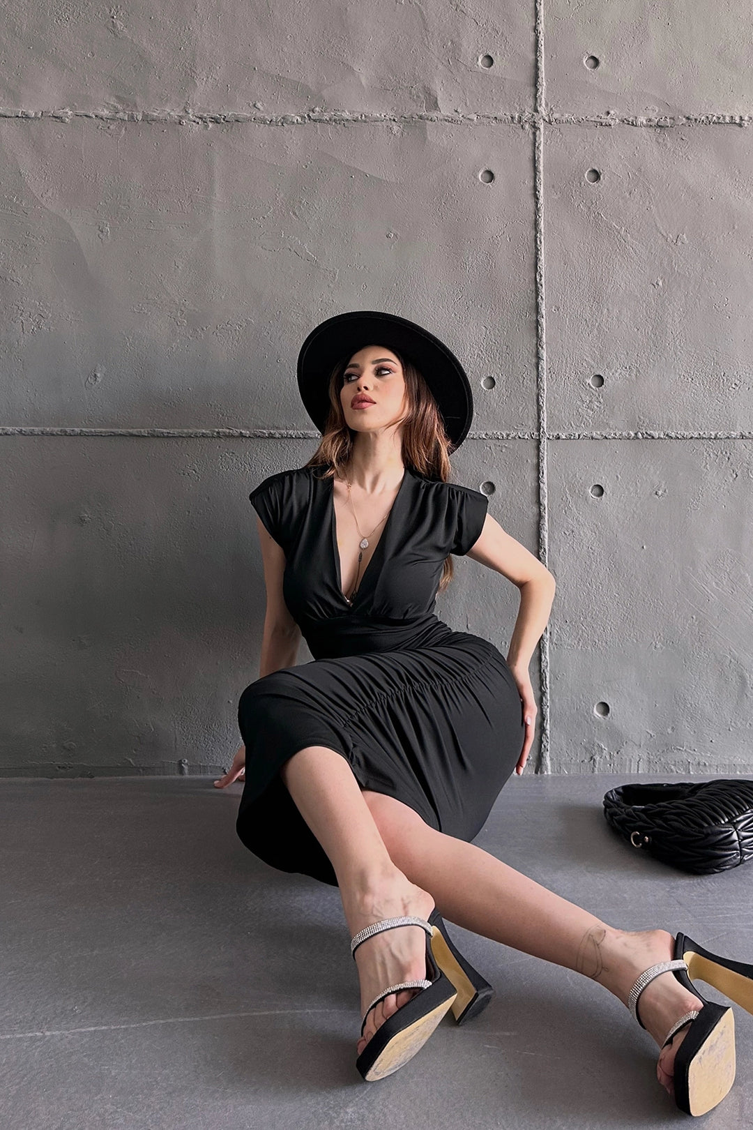 Black Side Ruched Detailed V-neck Maxi Length Scuba Dress BCDF-246000 - Túxpam de Rodríguez Cano
