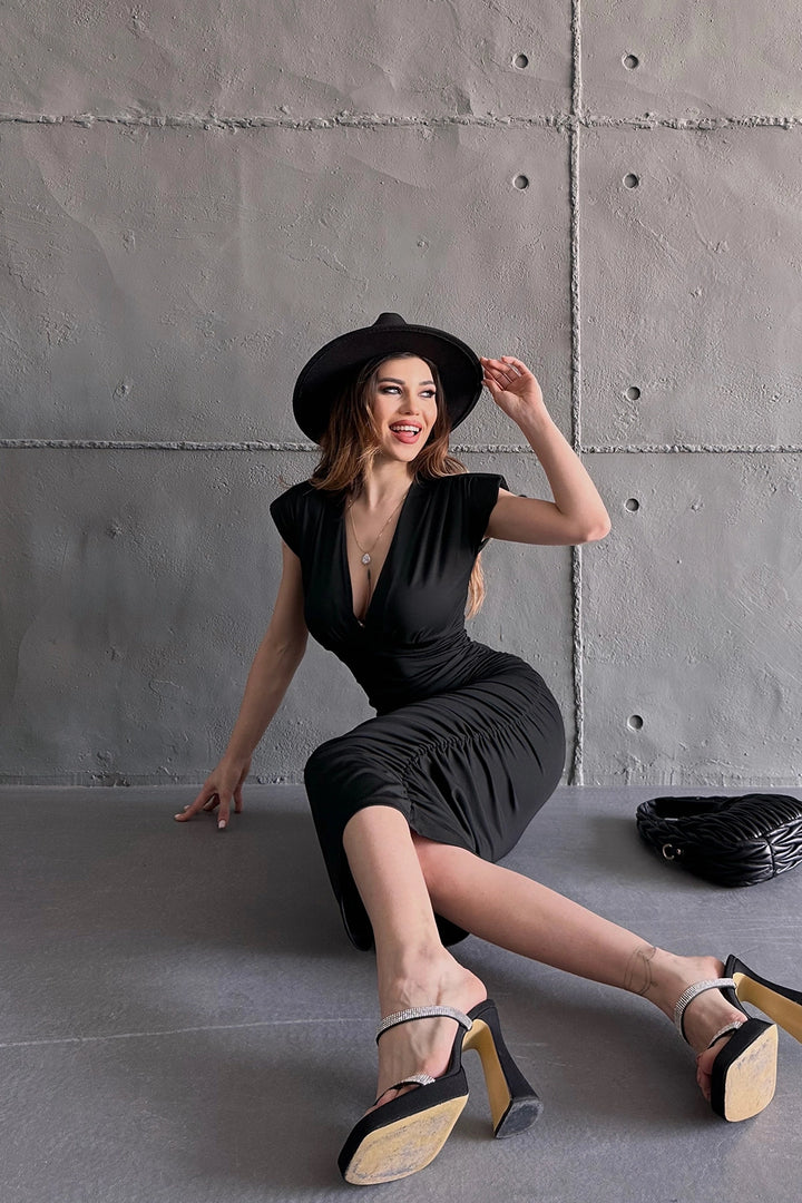 Black Side Ruched Detailed V-neck Maxi Length Scuba Dress BCDF-246000 - Túxpam de Rodríguez Cano