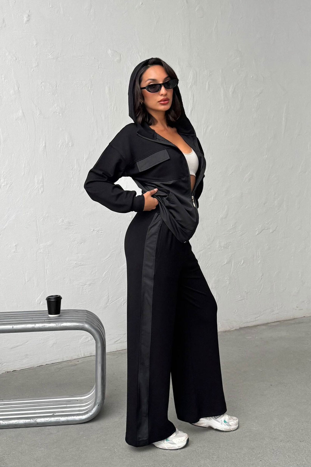 Siyah Yumuşak Dokulu Garnili Kapüşonlu Sweatshirt Ve Pantolon Alt Üst Takım BCHN-25261023 - Lake Elsinore