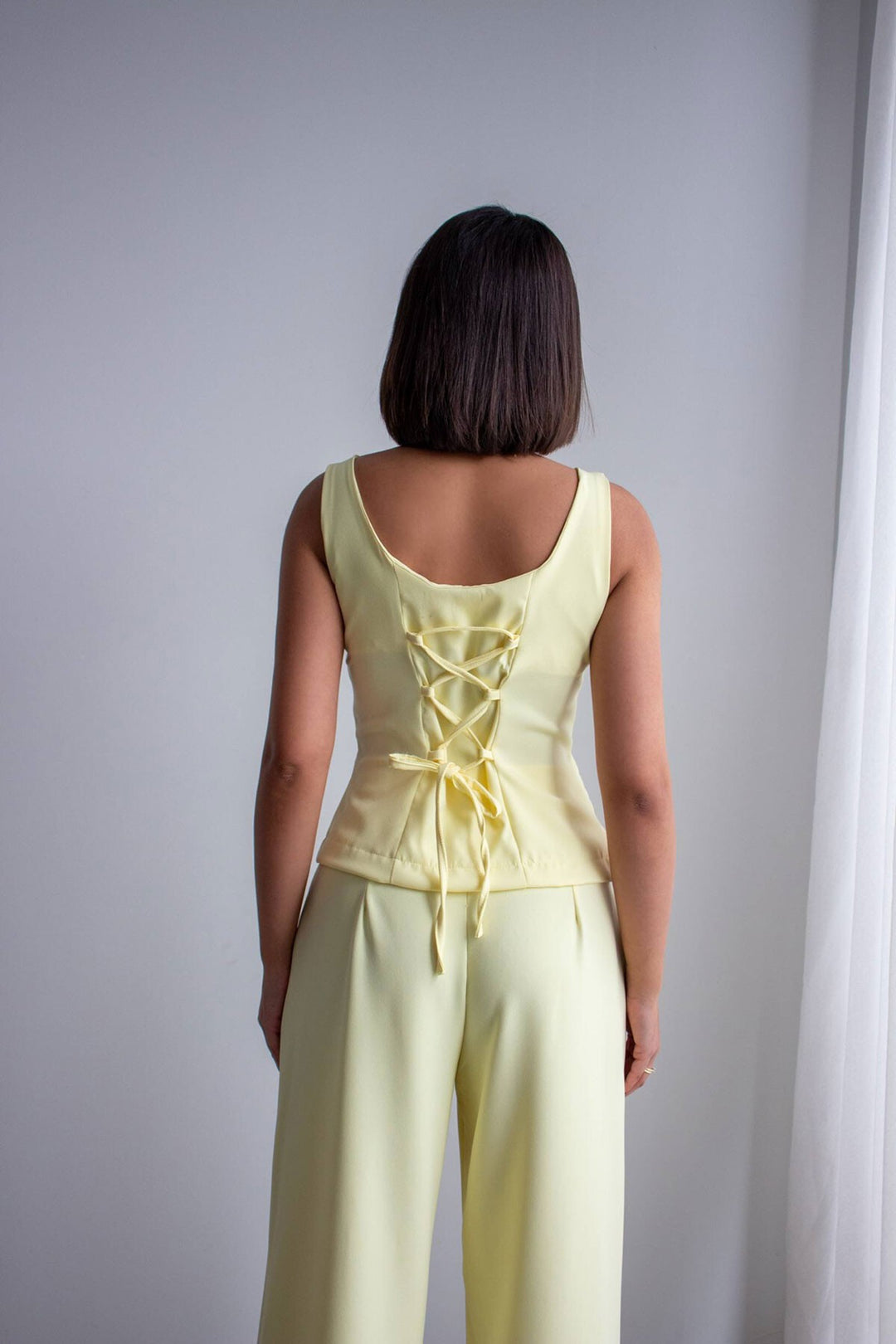 Tereyağ Sarısı Brit Detaylı Kare Yaka Crep Bluz Ve Pantolon Alt Üst Takım BCHN-2626844 - Ercolano