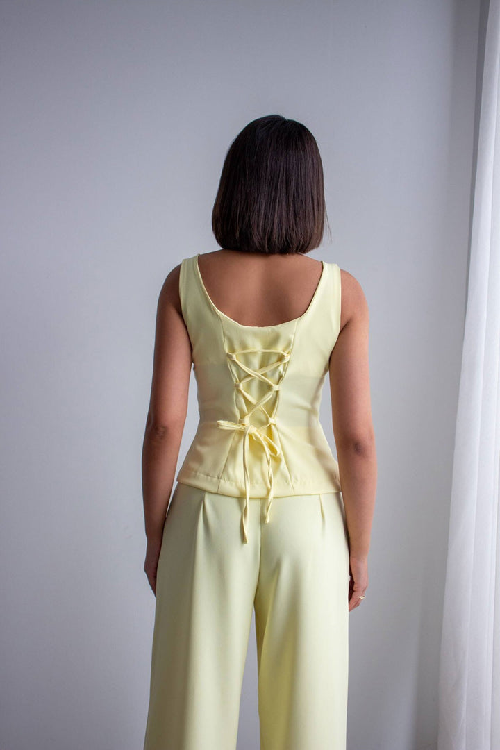 Tereyağ Sarısı Brit Detaylı Kare Yaka Crep Bluz Ve Pantolon Alt Üst Takım BCHN-2626844 - Ercolano