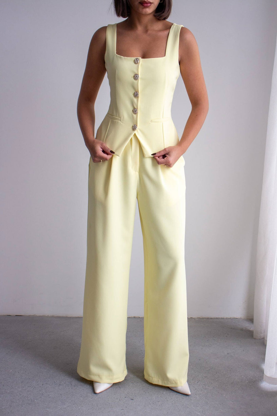 Tereyağ Sarısı Brit Detaylı Kare Yaka Crep Bluz Ve Pantolon Alt Üst Takım BCHN-2626844 - Ercolano