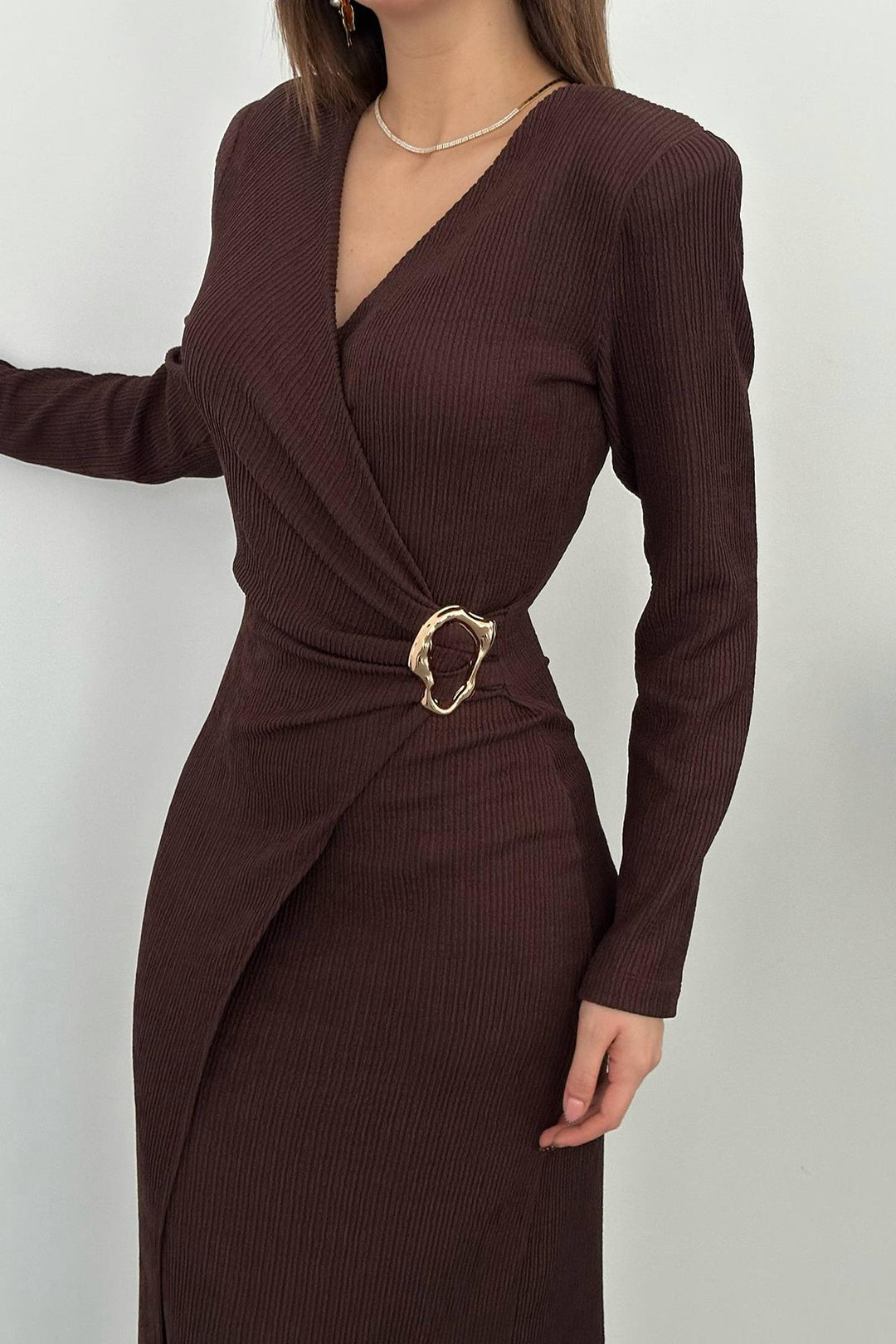 ELS Toptan Kahverengi Büzgü Detaylı Tokalı Elbise - Sérres