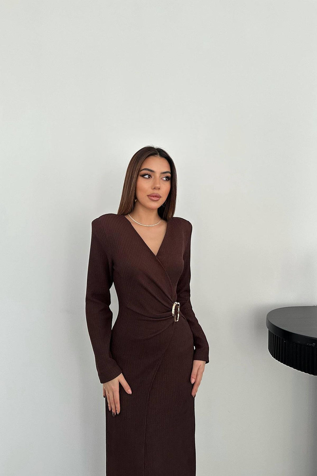 ELS Toptan Kahverengi Büzgü Detaylı Tokalı Elbise - Sérres