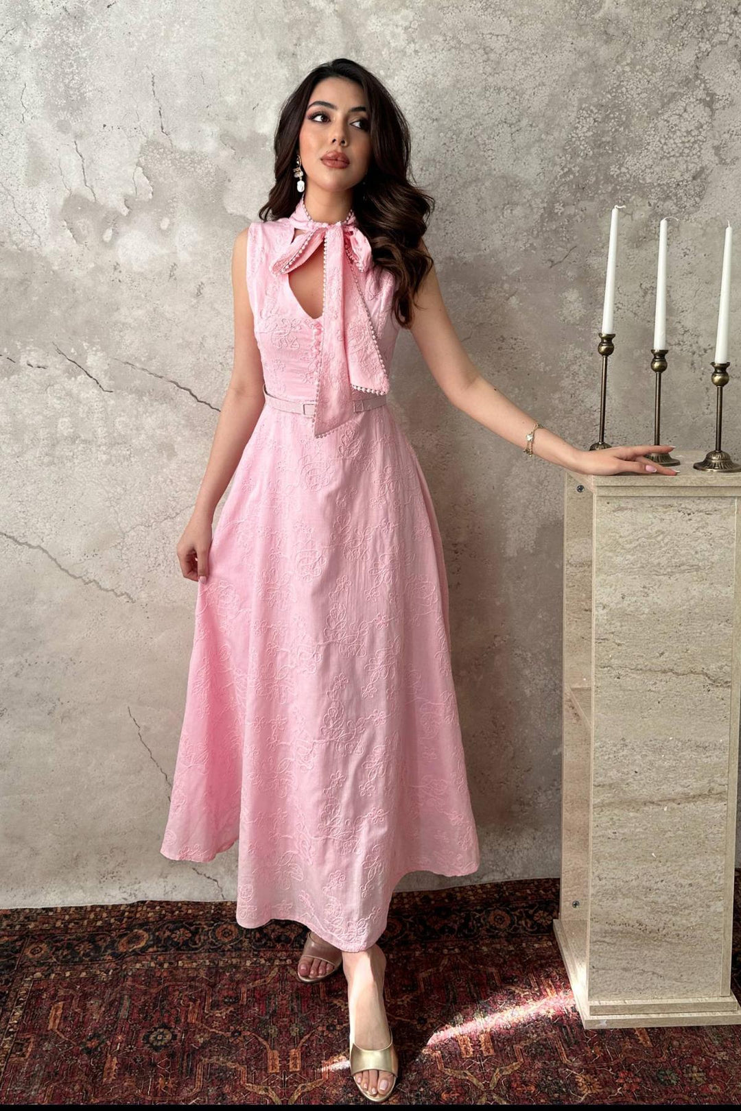 ELS Toptan Pembe Brodeli Boynundan Bağlamalı Elbise - Salon-de-Provence