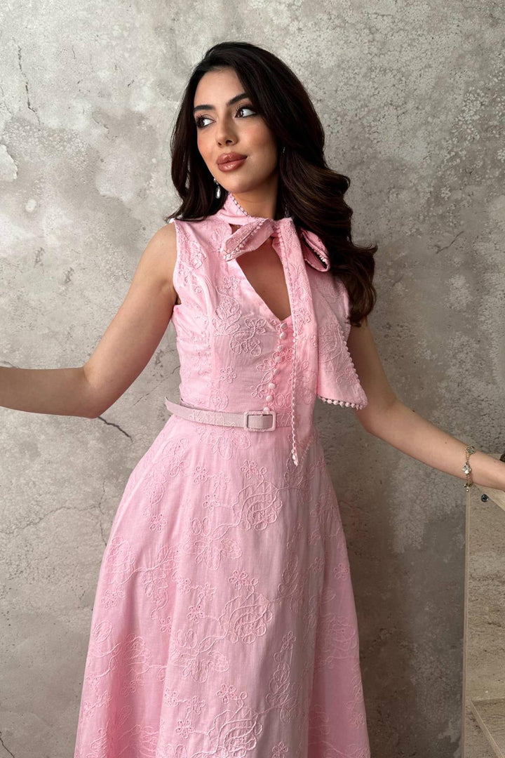 ELS Toptan Pembe Brodeli Boynundan Bağlamalı Elbise - Salon-de-Provence