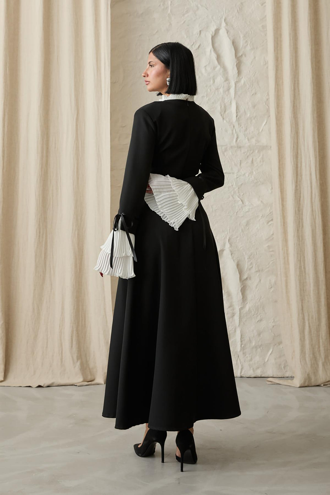 ELS Pleated Dress with Collar and Sleeves - Black - Portage