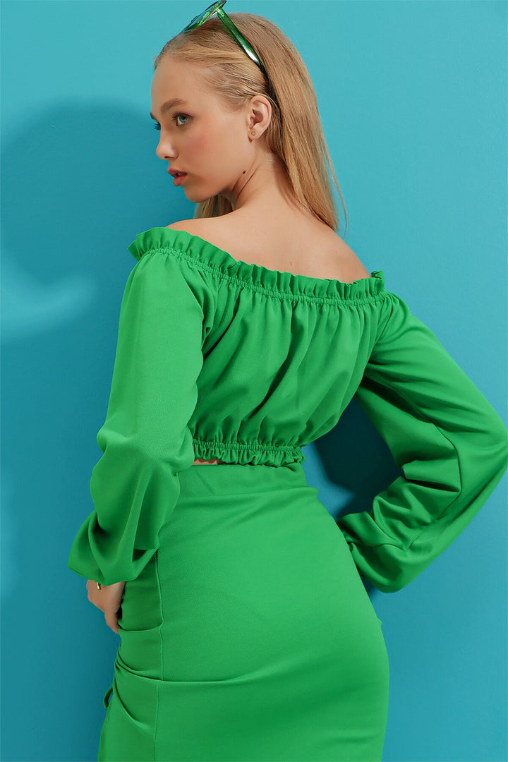 Yeşil Madonna Yaka Omuz Dekolteli Önü Büzgülü Crop Bluz - Portage
